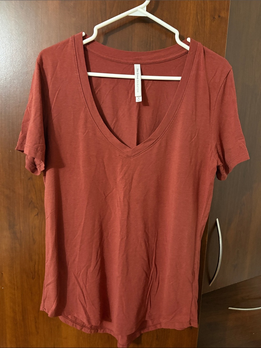 Babaton the group Everyday V-Neck Tee - Rust Red size medium by Aritzia